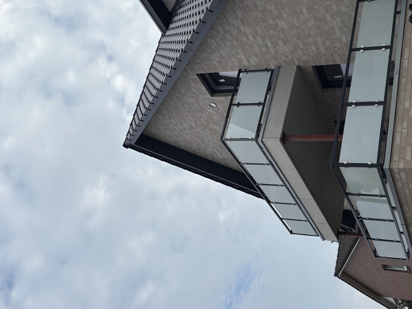 Glasbalkone an einem Neubau aus rotem Klinker